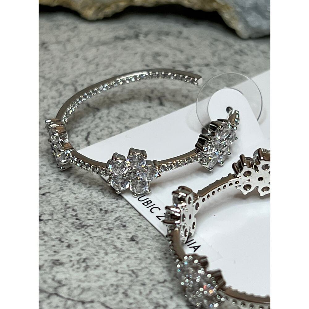 Nwt Kate Spade gleaming garden silvertone rhinestone flower hoops earrings - Picture 5 of 6